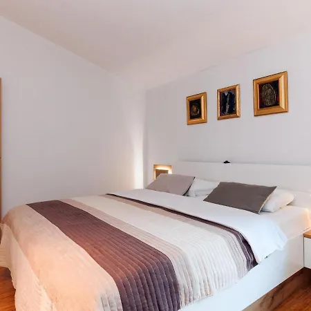 ヴィラ In Rovanjska With Pool & Sea Views *